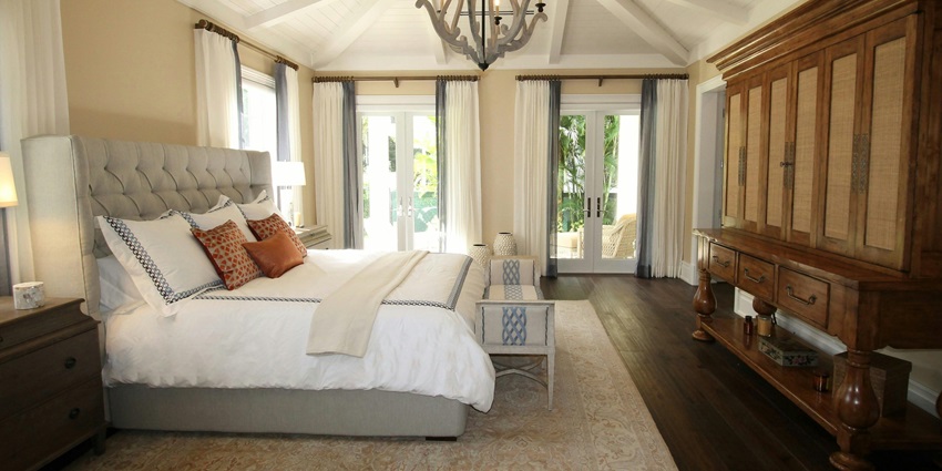 A view of a bedroom in a hotel room near Jetvanaa Monastery with an elevated bed.