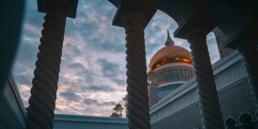 An image of temple pillars resembling those of the Tiruchendur Temple in Tamil Nadu.