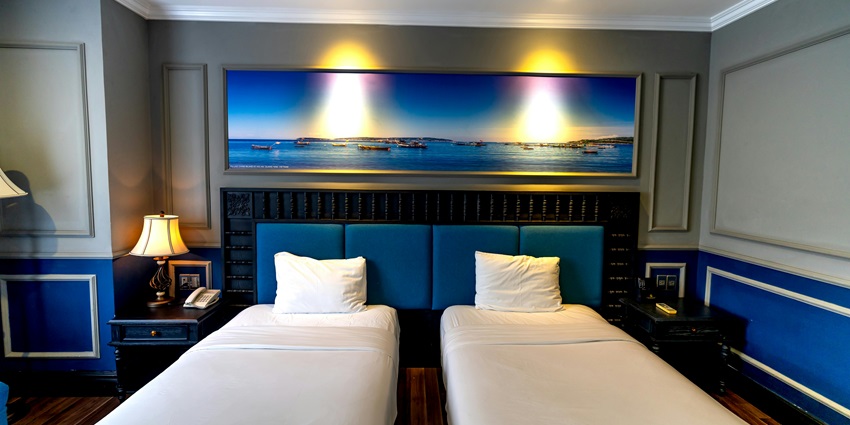 Interior design of a hotel room with modern furnishings and warm lighting.