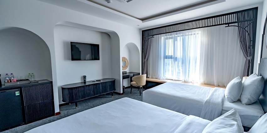 A picture of a hotel room at a hotel near Wagheshwar temple, with all the basic amenities