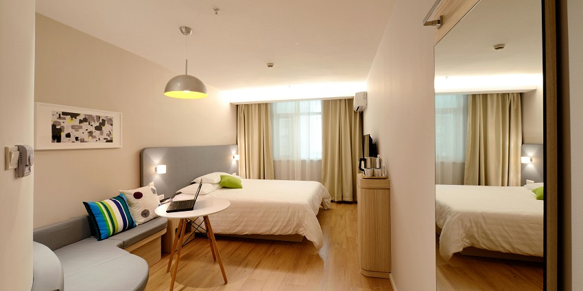 An image of cosy hotel accommodations near the water park.
