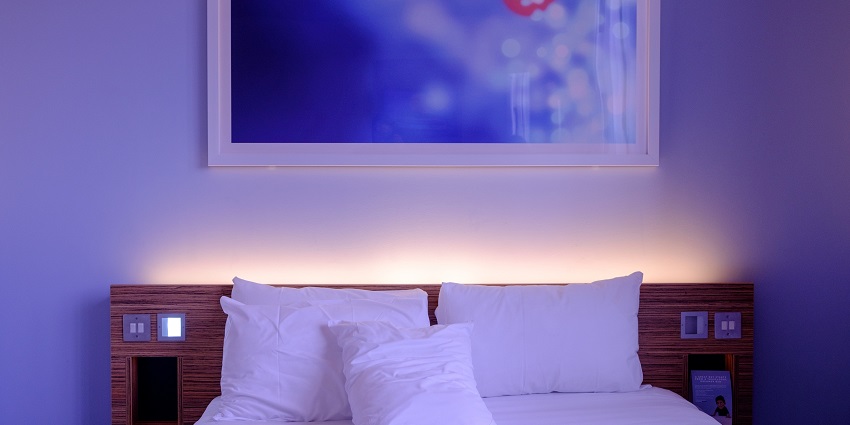 An image of a hotel room, an accommodation near the fort in Nashik, Maharashtra.