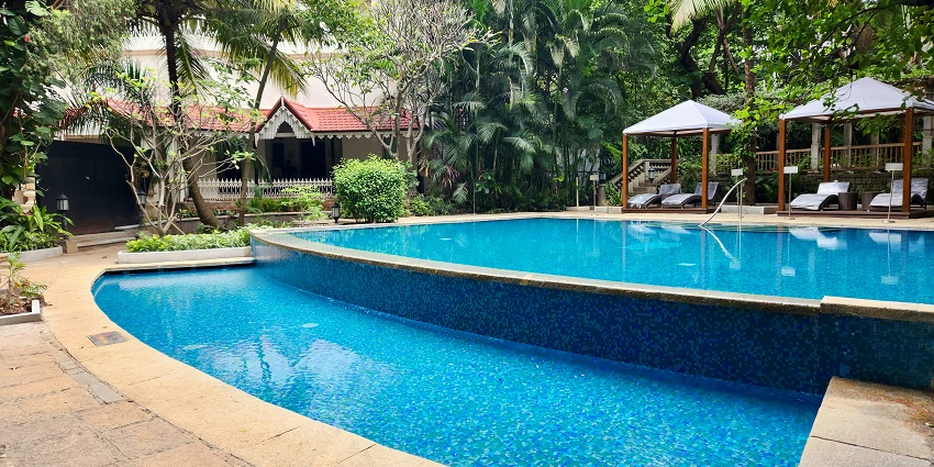 Luxury room of a beautiful hotel resembling the hotels near Mahabalipuram Temple.