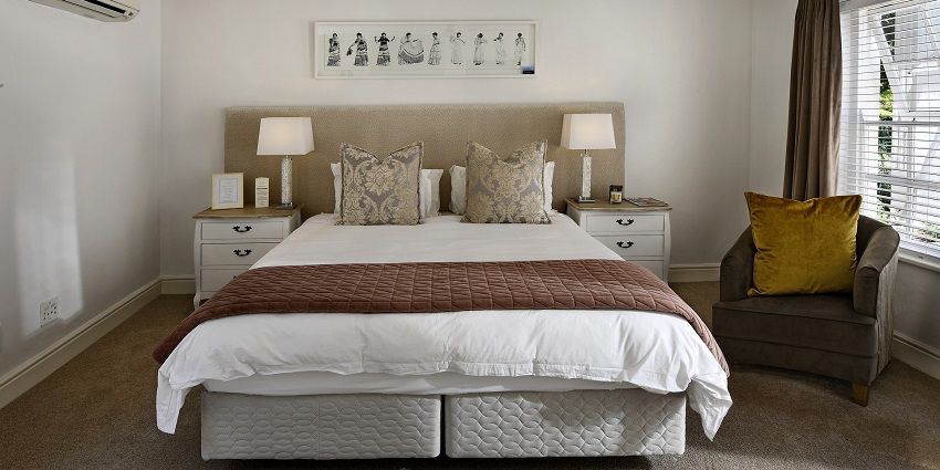 An image of a hotel room offering a budget and comfortable options for visitors to stay.