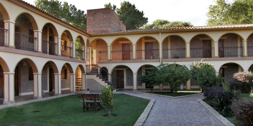 Hotel in Humahuaca with traditional architecture, green lawn area and complex