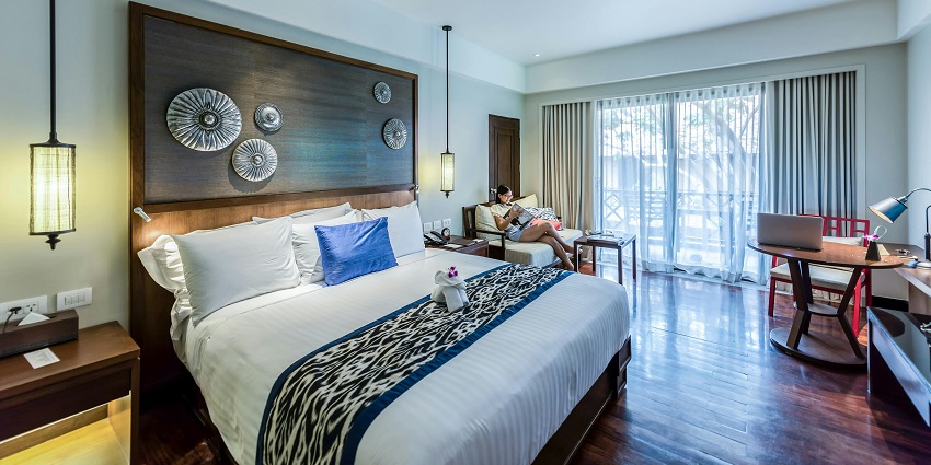 A hotel room with minimalist design near the Sathuragiri temple