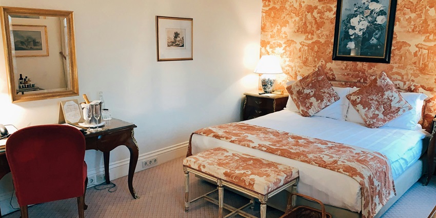 A picture of a hotel room near the Mahad Temple with all the basic amenities for visitors