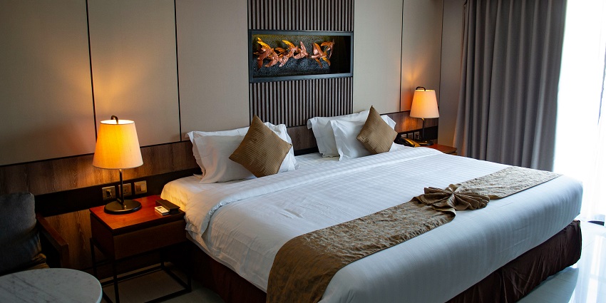 A picture of a hotel room near a temple in Maharashtra with all the basic amenities