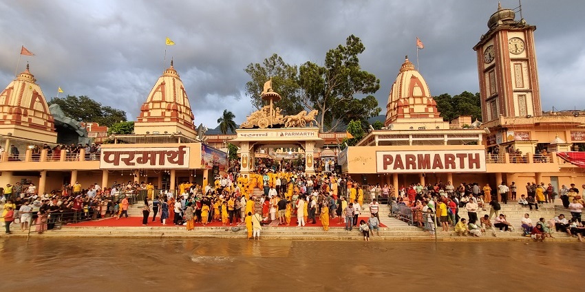 Paramath-a place to witness the Ganga Aarti, one of the things to do in Rishikesh.