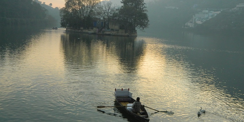 Photograph the picturesque Auli Artificial Lake's scenic magnificence