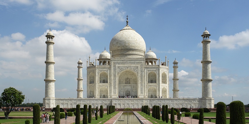 An image of the Taj Mahal in Agra which has the basic white large building style.