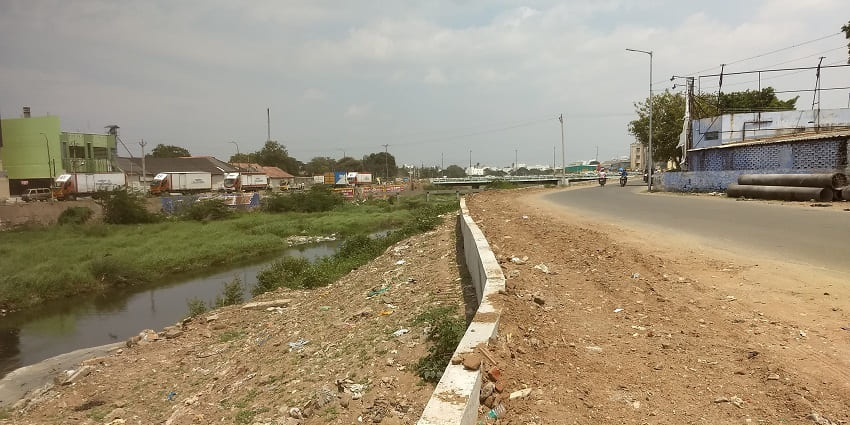 Image of the bank of the Noyyal River flowing through Tiruppur, offering a peaceful vibe.