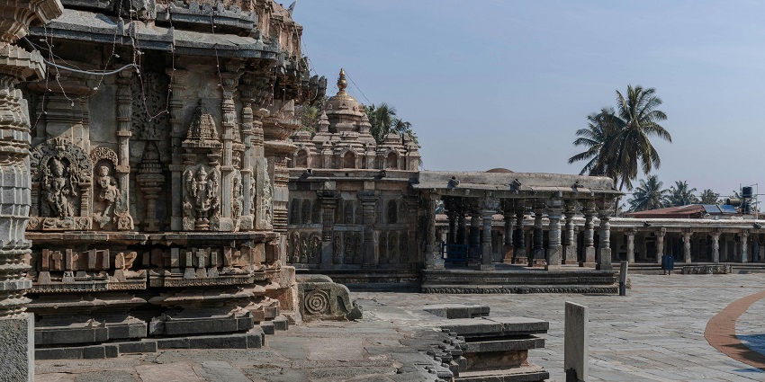An old temple complex with high stone carvings, one of the best things to do in Chidambaram.