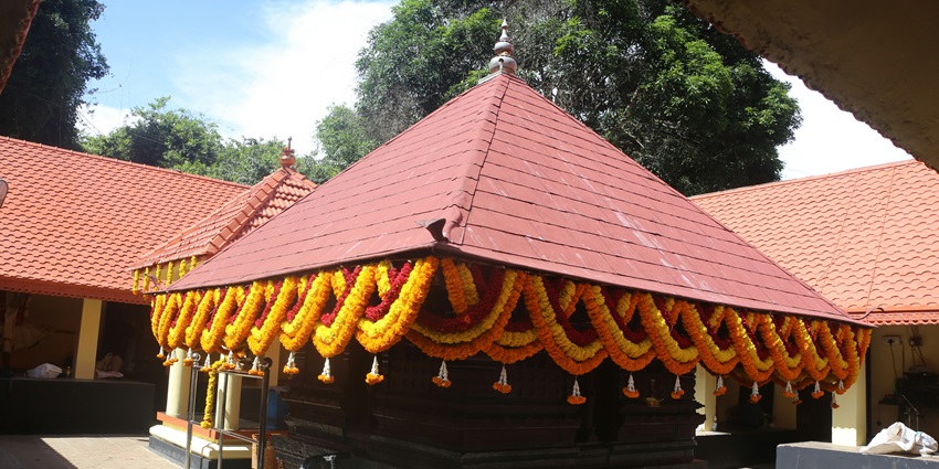 Inside the halls of Thirupanjali Temple, where you can worship Lord Gneelivaneswarar