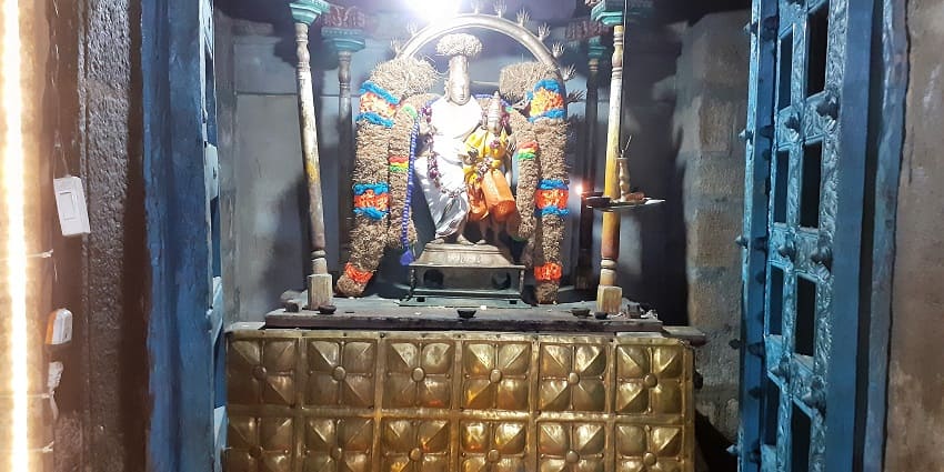Offer prayers in front of the idol of Lord Shiva at Thiruvalangadu Temple in Tamil Nadu.