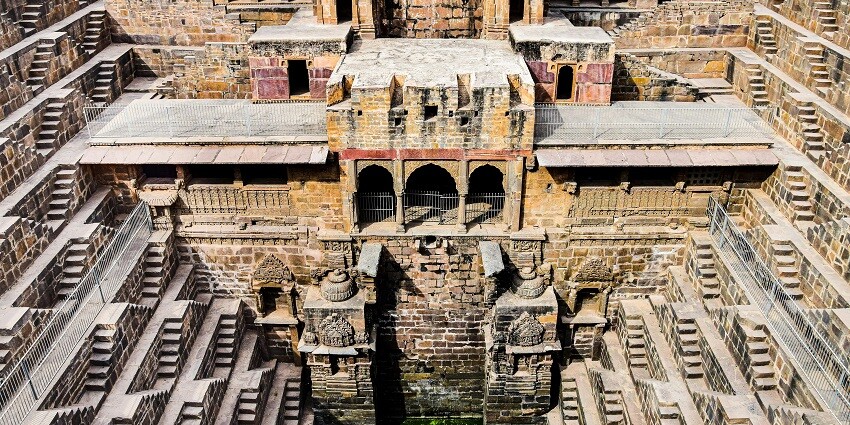 A breathtaking and magnificent structure of Yashoda Kund consisting of concentric pads.