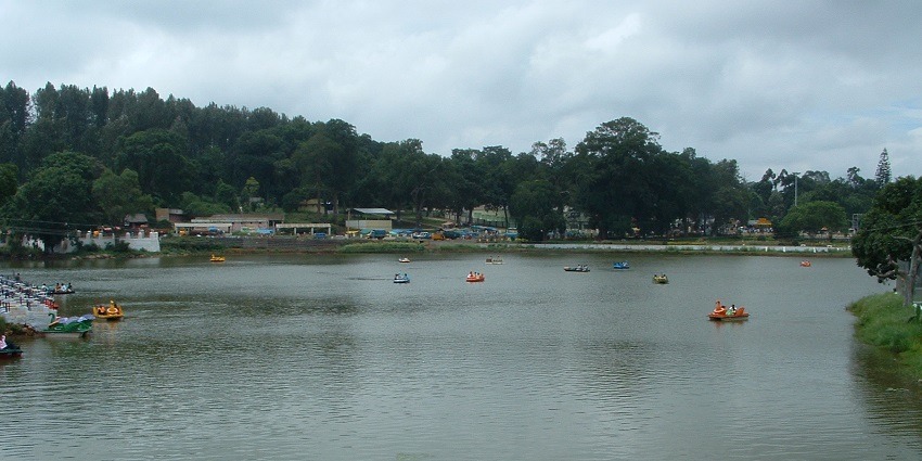 Image of the Yercaud Lake, a must-see among tourist attractions in Yercaud.