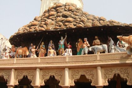 Daan Ghati Temple in Govardhan, featuring traditional architecture and a sacred atmosphere