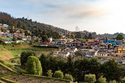 A beautiful picture of sunrise at Ooty that was captured between the hills of Munnar.