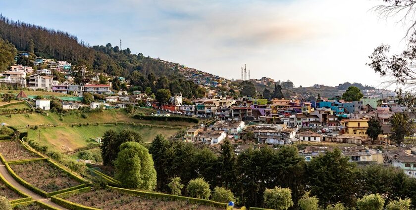 A beautiful picture of sunrise at Ooty that was captured between the hills of Munnar.