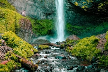 An image of an amazing waterfall resembling Kodiveri Waterfalls located in Tamil Nadu.