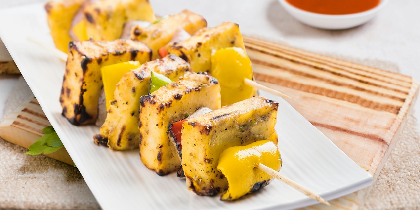 A delicious paneer tikka which is a famous street food in Thane, Maharashtra, India.