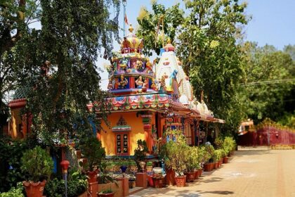 There are many places to visit in Tirunelveli, featuring temples and lush greenery.