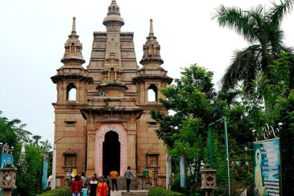 Front view of the Buddhist temple at Sarnath, showcasing its architectural beauty and amazing surroundings.