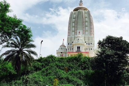 One of the most significant temples in Ranchi, Jagannath Temple, surrounded by greenery.