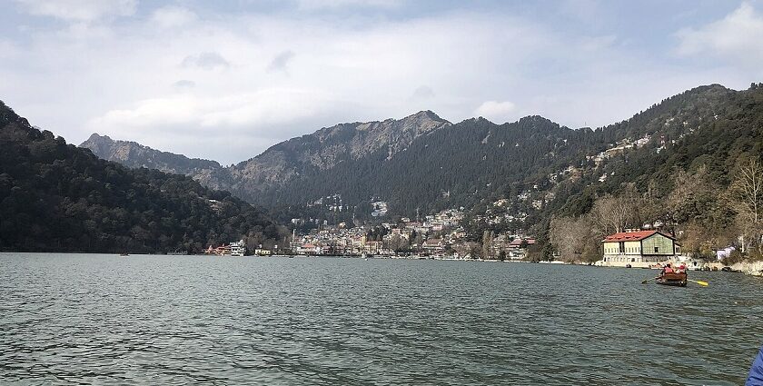 A picture of the beautiful Nainital Lake with a view of mountains in the background