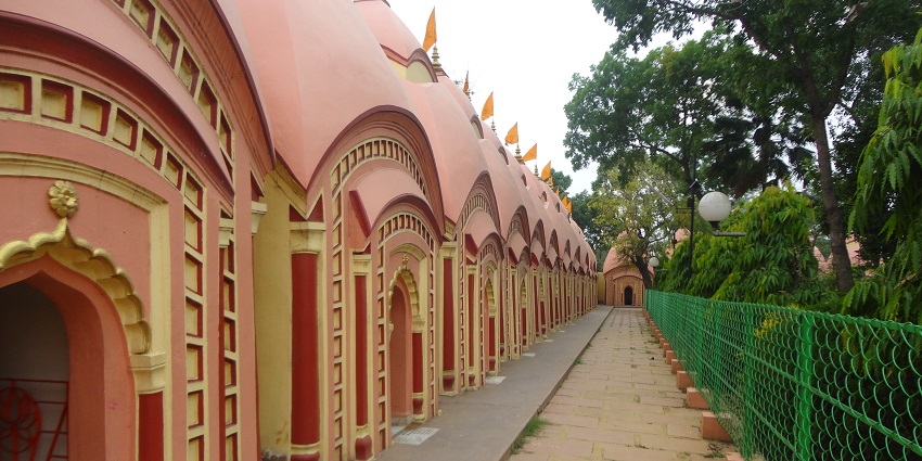 An image of 108 Shiv Mandir temple complex in Burdwan dedicated to Lord Shiva, near Ramnabagan Wildlife Sanctuary.