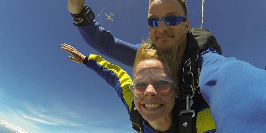 Parachuting company offering tandem jumps and skydiving training experiences.