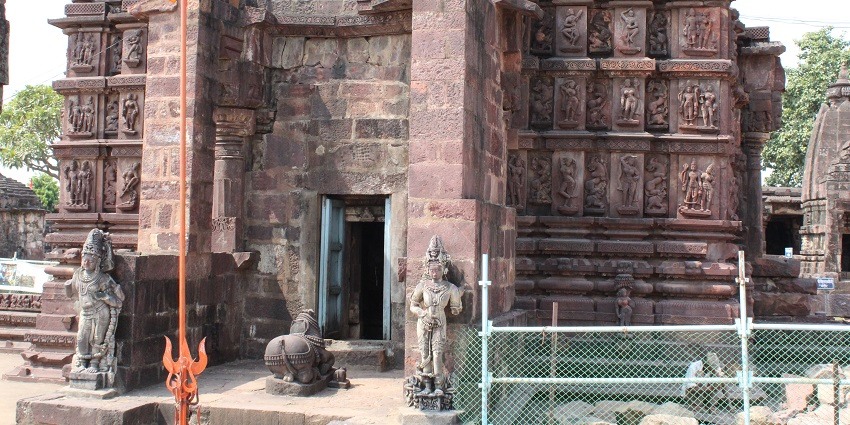 Scenic image of the majestic Markanda Temple in the scenic settings of Maharashtra