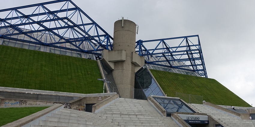 Large venue for concerts, sports, and big events in Paris
