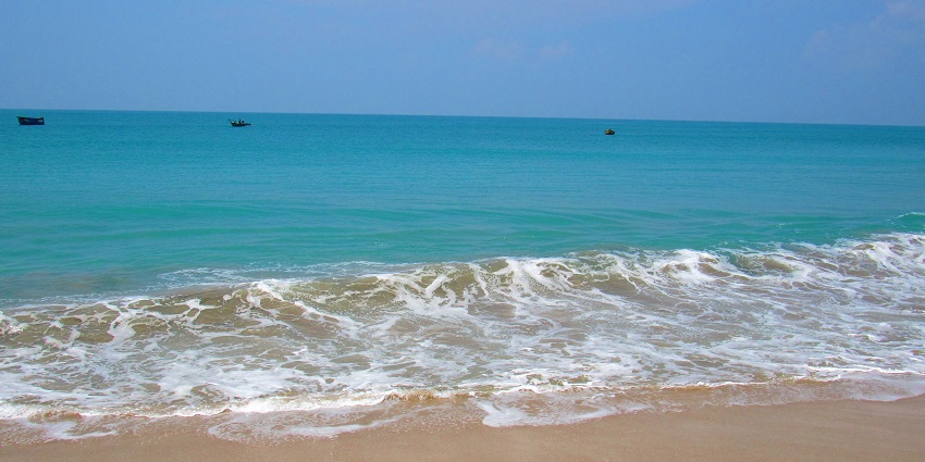 A view of Agni Theertham, depicting the spiritual element of things to do in Rameshwaram.