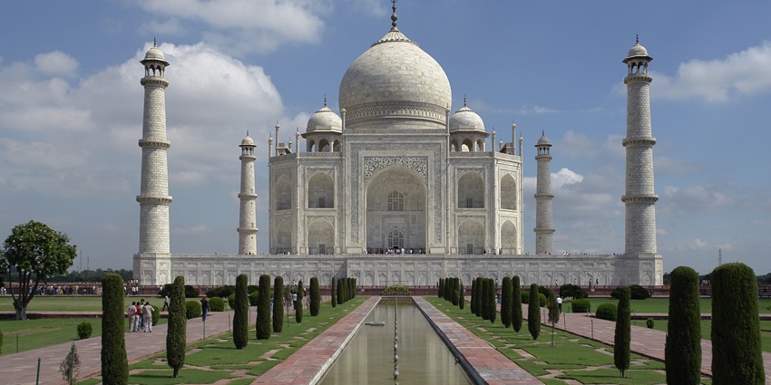 A frontal view of the majestic Taj Mahal, which is one of the best places to visit near Bareilly