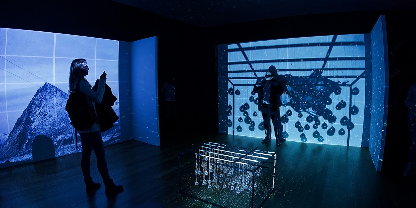 A picture of people experiencing projection art at an art gallery in Kolkata