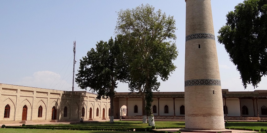 The image shows a mosque, on a sunny day in Canada.