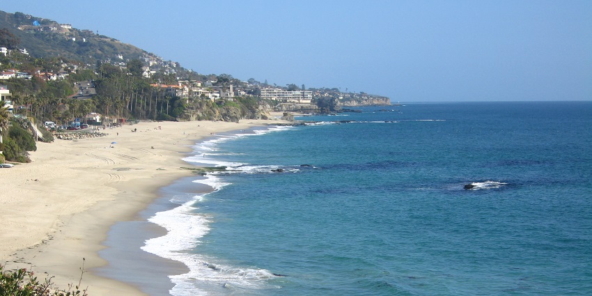 An image of Aliso Beach, a famous tourist destination in Orange County in California.