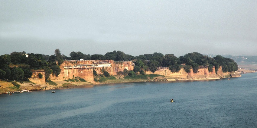 A picture of Allahabad Fort by the Yamuna River, a famous historical spot in Prayagraj.