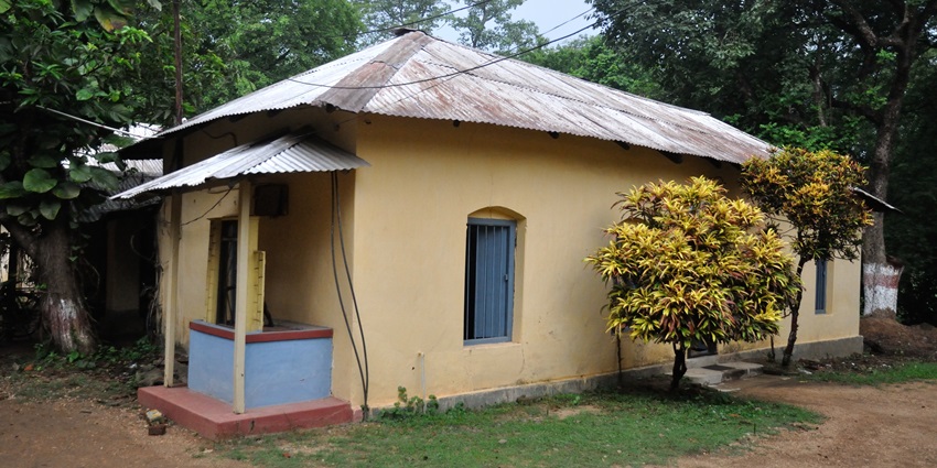 An image of traditional Amar Kutir society near Shantiniketan in West Bengal.
