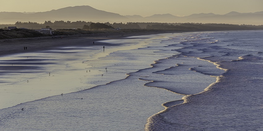 An image of white beautiful beaches in Jacksonville, creating a horizon with the blue sky.