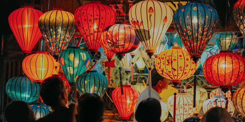 An image of the visitors attending the local festivals and enjoying the environment of devotion.