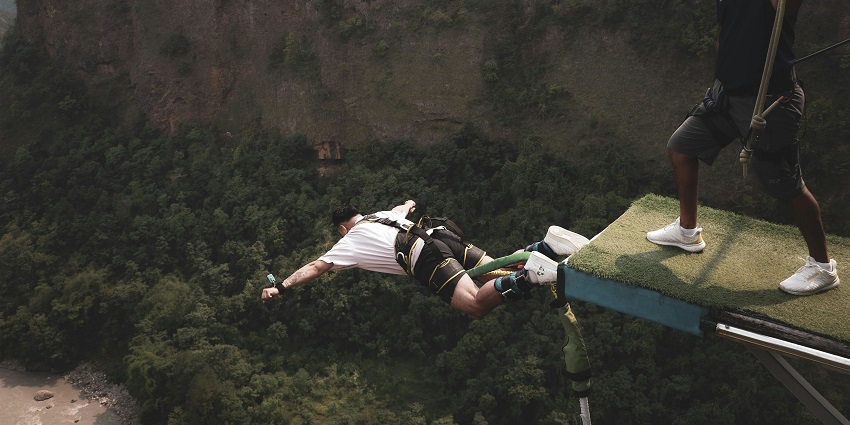 Experience the thrill of adventurous bungee jumping in New Zealand’s Harbour Bridge.