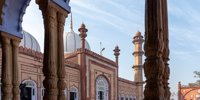 An image of the historic Sufi shrine with spiritual significance - one of the places to visit in Aligarh.