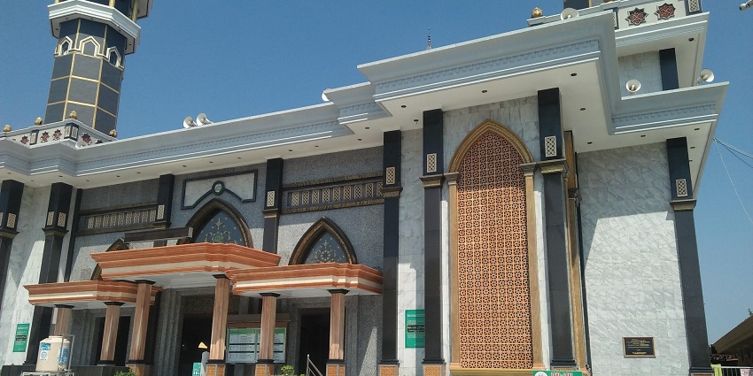 A view of Baitul Mukarram Masjid’s grand minarets, popular for its spiritual ambience.