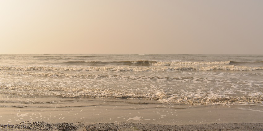 An image of the quiet and serene beach of Bakkhali, among the romantic places near Kolkata.