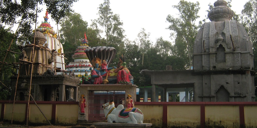 An image of the devotees worshiping at Bakreswar Temple near Tarapith Mandir.