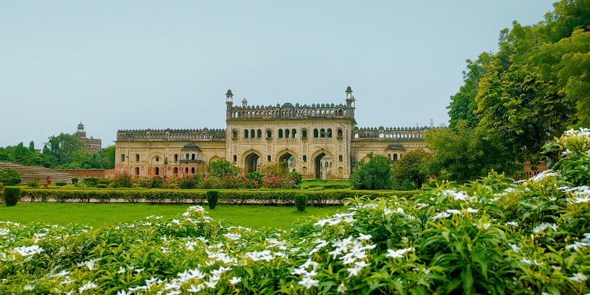 witness the grand mughal structure and its peak time reflected in bara imambara.