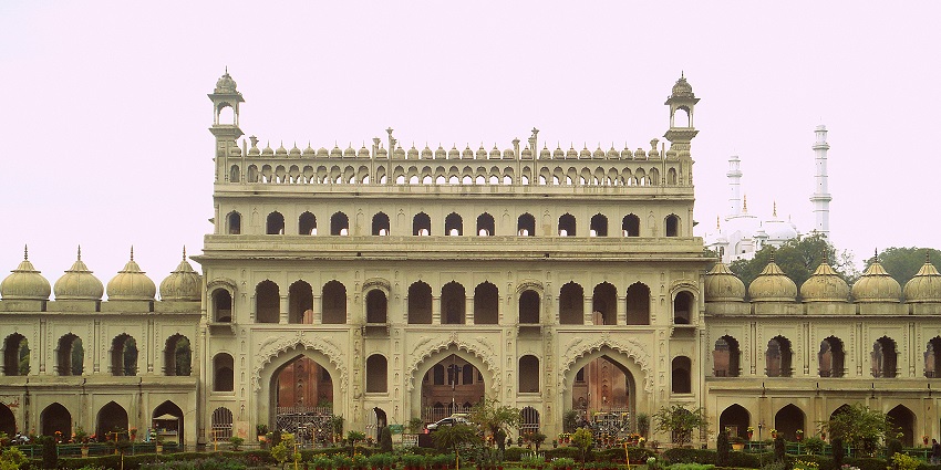 An image of the majestic Bara Imambara with intricate architecture and sprawling grounds in Lucknow.